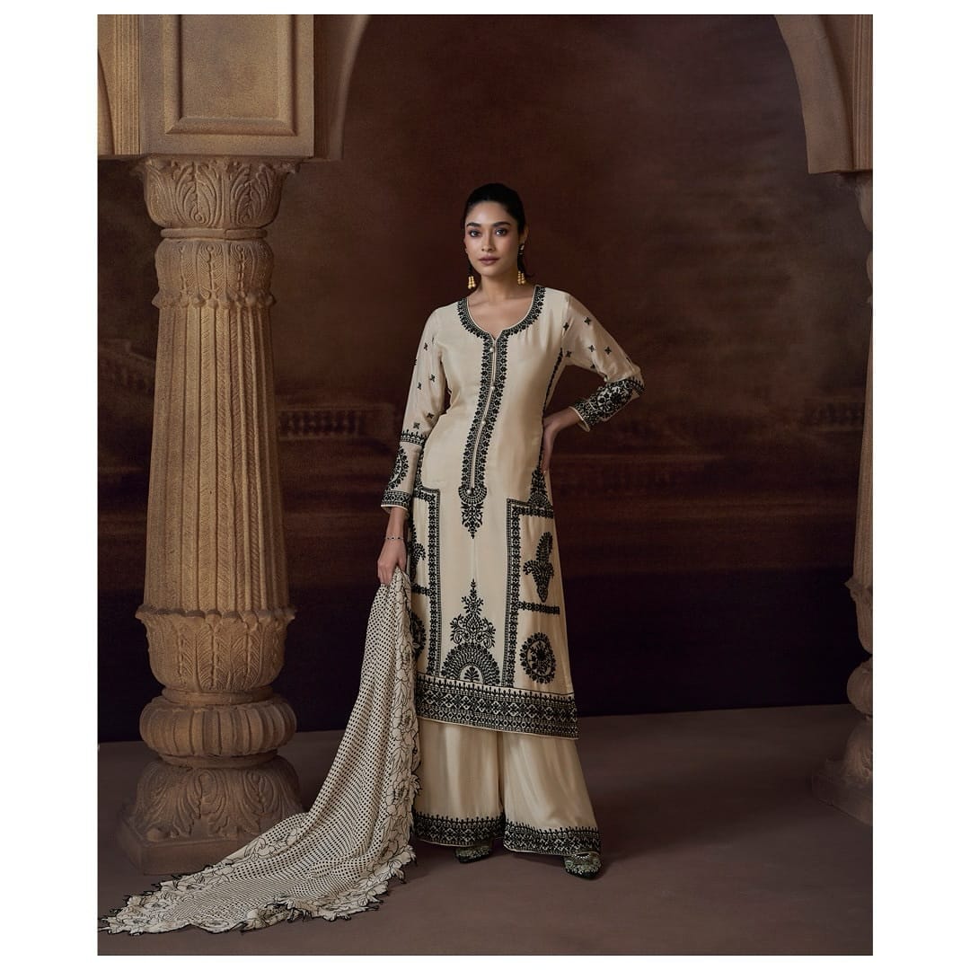 Noor-e-Nazaakat – The Elegance Edit