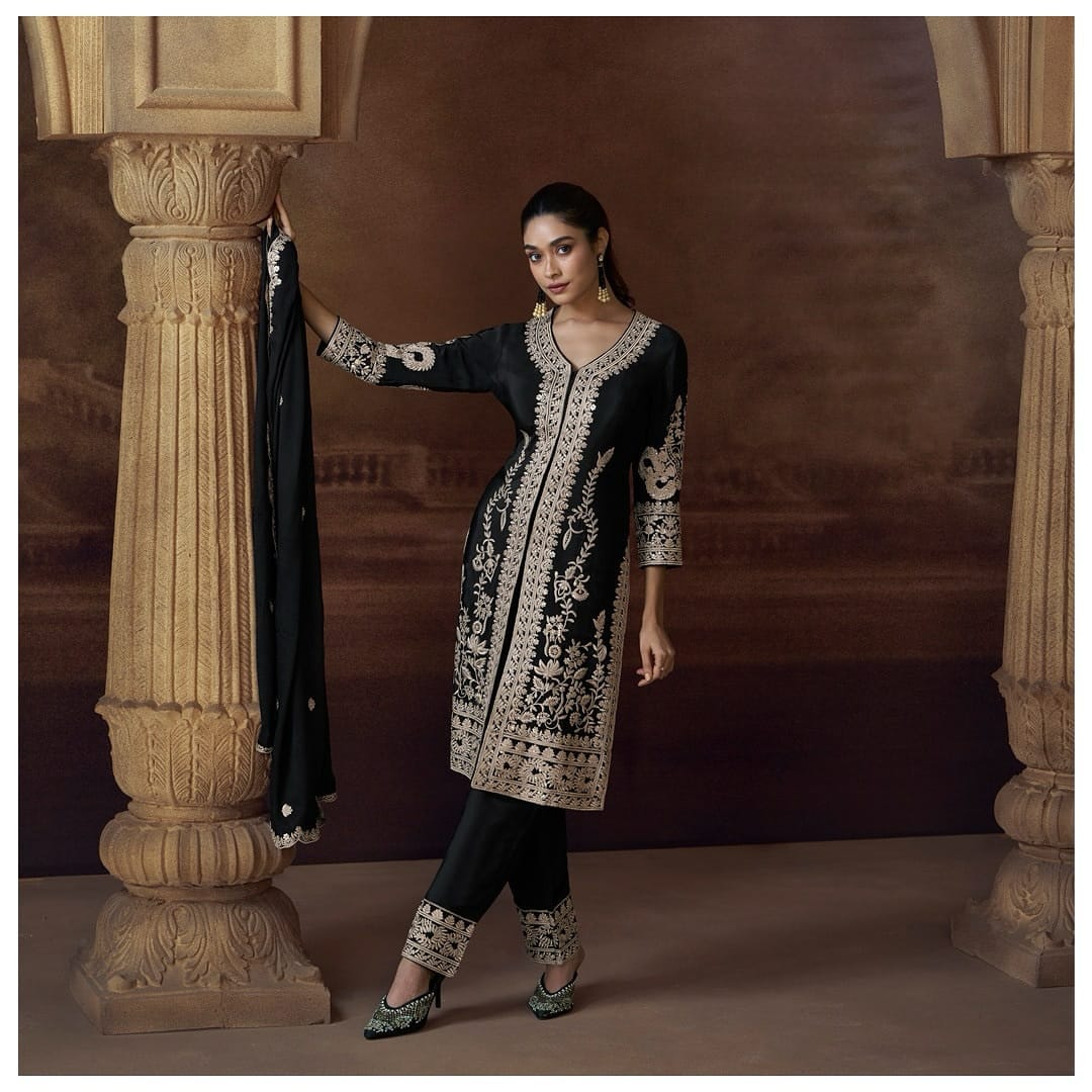 Noor-e-Nazaakat – The Elegance Edit
